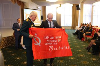 Ветеран войны вручил главам муниципалитетов Калининградской области Знамена Победы